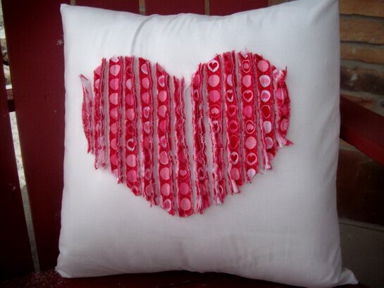 подушка с вышивкой в виде сердца