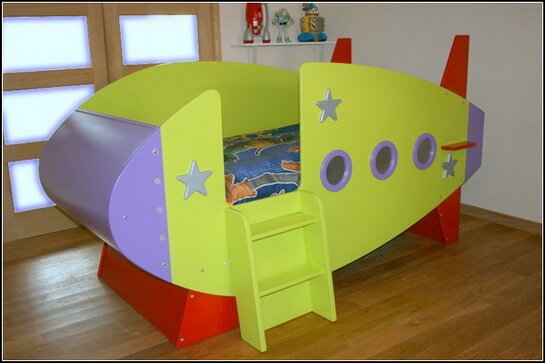 детская кроватка в виде ракеты