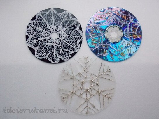 красивые новогодние снежинки из компьютерных дисков готовы