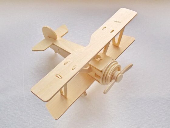 модель самолёта из дерева