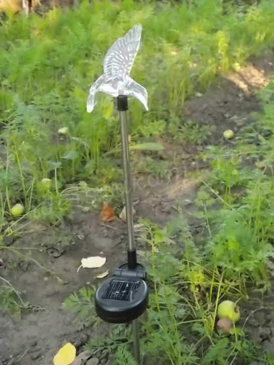 садовый светильник на солнечных батареях колибри